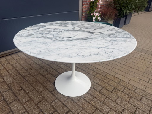 Table de salle à manger ronde originale Knoll Tulip Arabescato Mat 152cm Eero Saarinen en ÉTAT NEUF!!