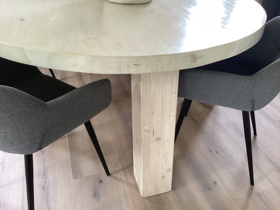 Image 1 of Robust round dining table