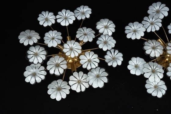 Image 1 of Paar weiße Murano-Deckenleuchten in Blumenform. Italien, 1980er Jahre.