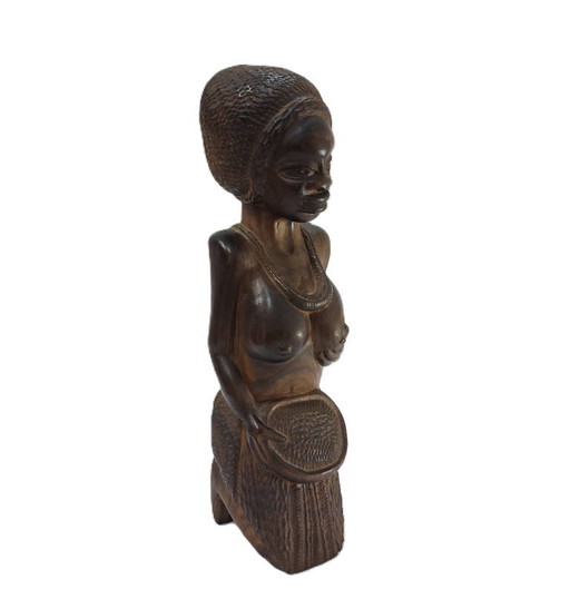 Vintage afrikanische Holzstatuette einer Frau