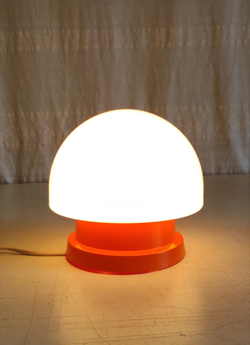 Decken- oder Wandleuchte aus orangefarbenem ABS mit opalisierendem Glaskolben – 1970er Jahre