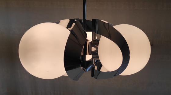 Image 1 of Lámpara de araña de estilo futurista en cromo y cristal opalino - década de 1970