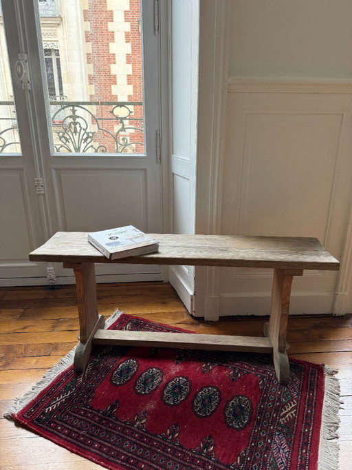 Banco de la vieja escuela hecho de madera cruda