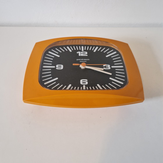 Image 1 of Jaren 70 oranje vintage klok wandklok good old electric clock