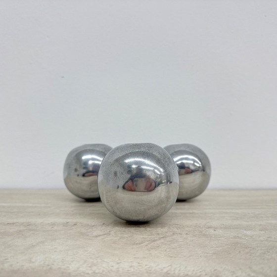 Image 1 of Bolvormige kandelaar van aluminium met atoomdesign uit het midden van de 20e eeuw, jaren 70.