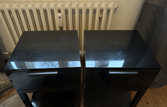 Image 1 of 2 mesitas de noche de la colección JNL – Negro brillante – Diseño de lujo