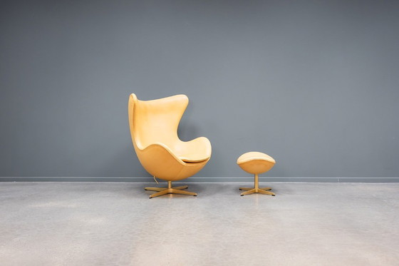Image 1 of Poltrona a uovo + pouf