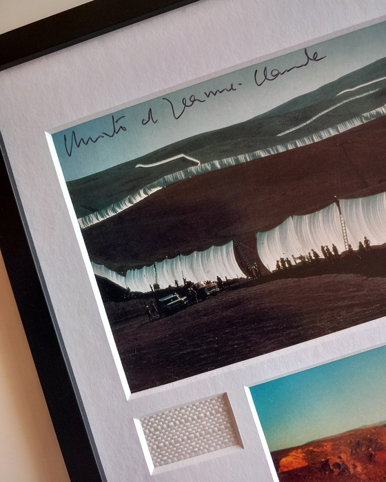 Image 1 of Christo & Jeanne-Claude - Running Fence - tarjeta artística firmada (+1) con 2 piezas de tela originales