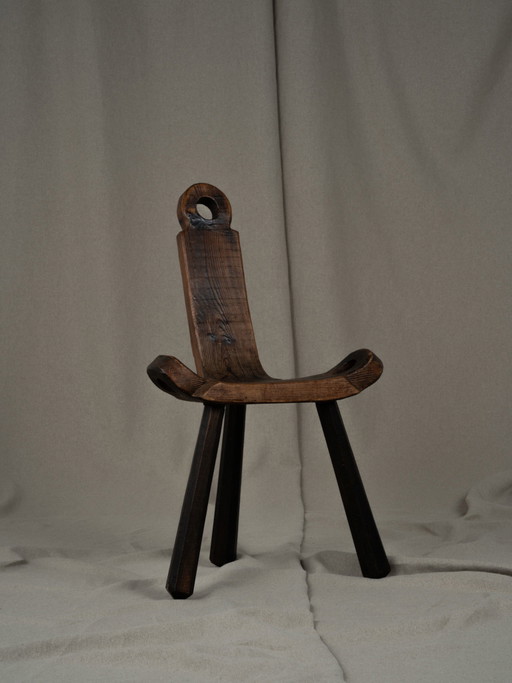 Silla trípode de madera española brutalista