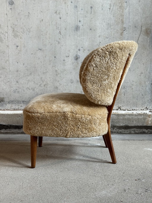 Scandinavische designstoel in schapenvacht