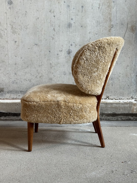 Image 1 of Scandinavische designstoel in schapenvacht