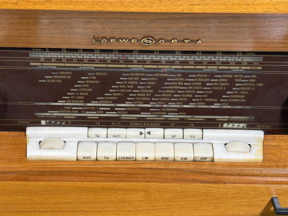 Image 1 of Mid-century retro vintage dressoir van gevlamd teakhout met radiogram – Loewe radio en platenspeler (jaren 1960-1970)
.