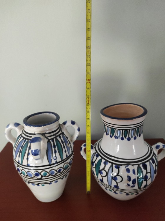 Image 1 of Set aus 2 handbemalten tunesischen Amphorenvasen – mediterrane Keramik