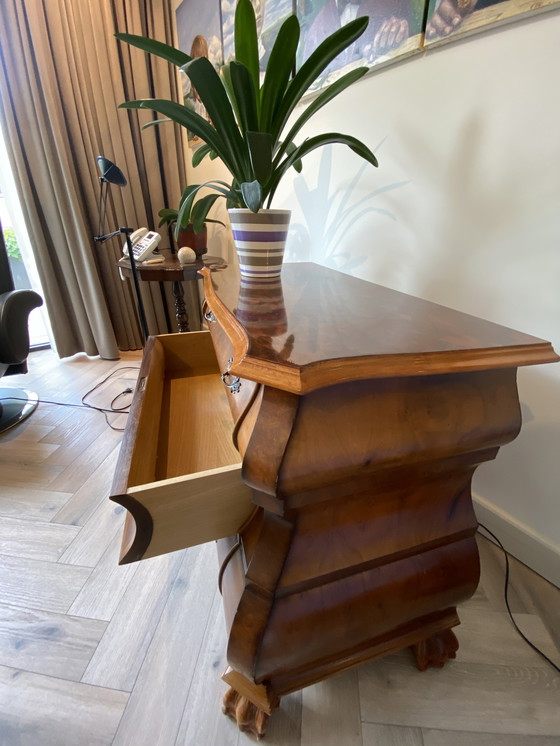 Image 1 of Antieke Notenhouten Buik Ladekast