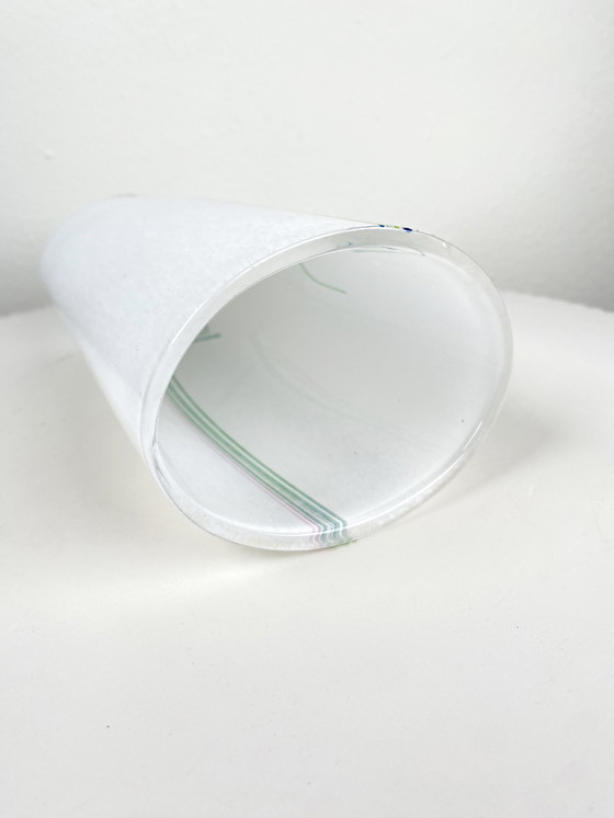 Image 1 of Vintage witte kunst glazen vaas van Kosta Boda - Bertil Vallien Rainbow Vase - Scandinavische minimalistische MCM stijl Home Dec