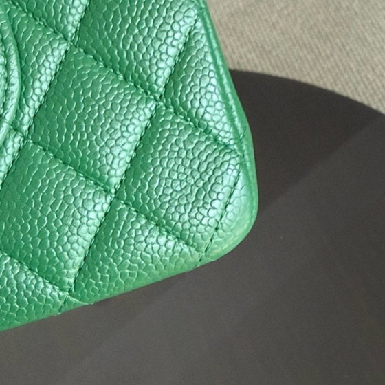 Image 1 of Chanel Classic Flap Medium - Caviar 25CM Gesteppte Doppelklappe Grün Silberne Hardware Serie 21