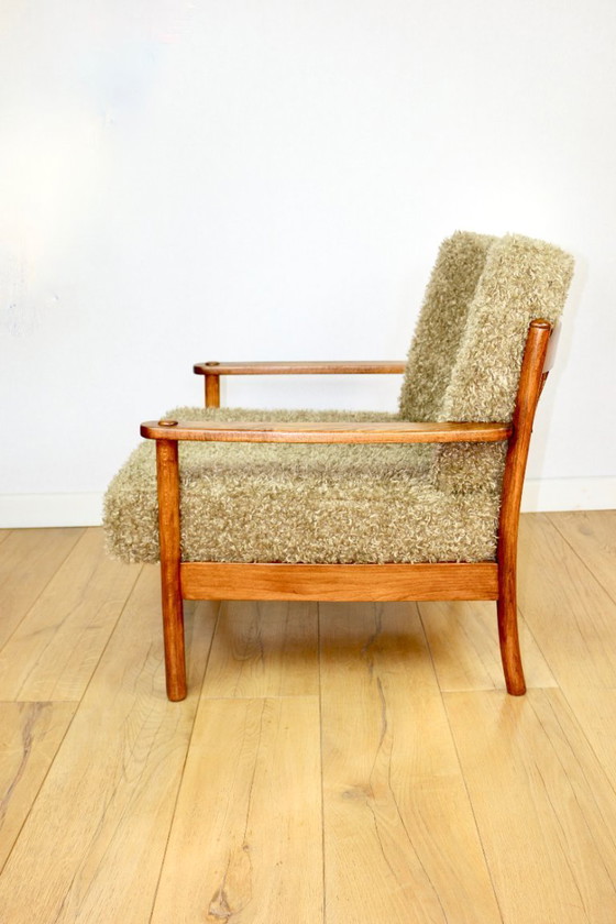 Image 1 of Poltrona vintage in legno marrone, verde oliva, con cuscini a pelo lungo sfoderabili.