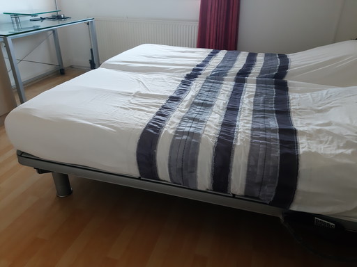 2 Auping beds electr. and Aurea lamps.