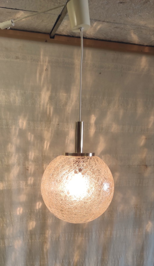Lámpara colgante de diseño de los años 70 en cristal ámbar y latón dorado.