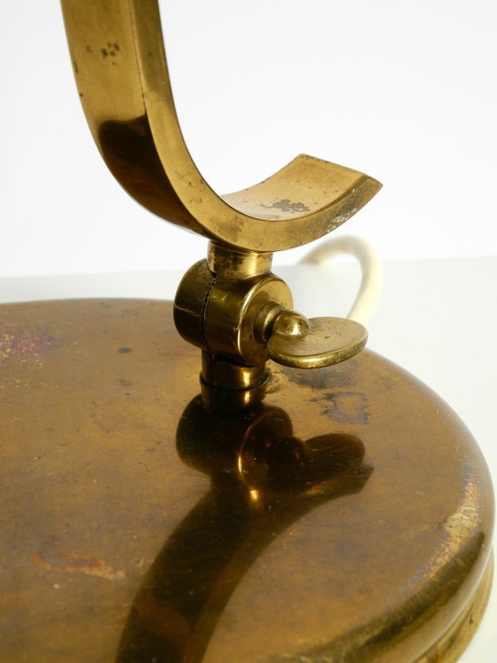 Image 1 of Magnifique lampe de table en laiton massif, rare et imposante, typique du design moderne du milieu du XXe siècle | 48 cm | 18,9"