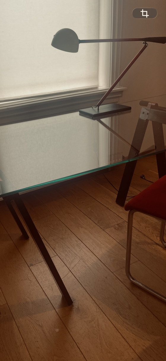 Gaetana Design Bureautafel Met Transparant Glazen Blad Zwart Metalen Poten met rood accent – Zanotta (photo 12 of 13)