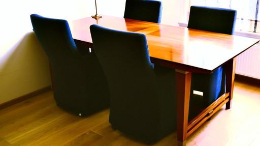 Dining room table with 4 Leolux armchairs