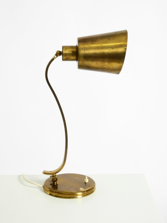 Image 1 of Magnifique lampe de table en laiton massif, rare et imposante, typique du design moderne du milieu du XXe siècle | 48 cm | 18,9"