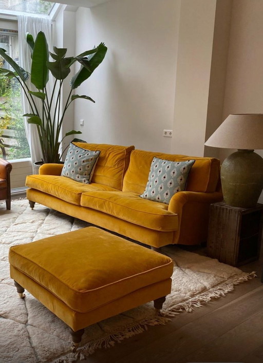 Splendido divano a 3 posti di Sofa.com in velluto color caramello, completo di pouf.