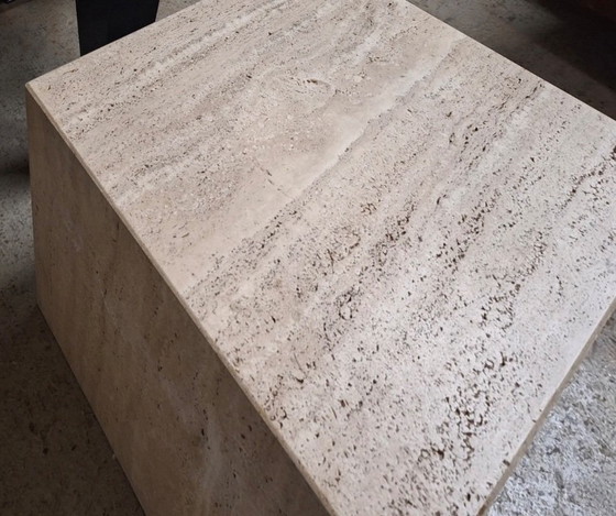 Image 1 of Italiaanse salontafel of sokkel van natuurlijk geaderd travertijn.