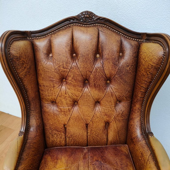 Image 1 of Set di poltrone vintage antiche con braccioli a forma di ala, in stile Queen Anne. Rivestite in pelle di pecora.