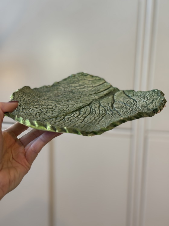 Image 1 of Handgefertigter Keramikteller/Schale – organische Form in Kohlblattgrün