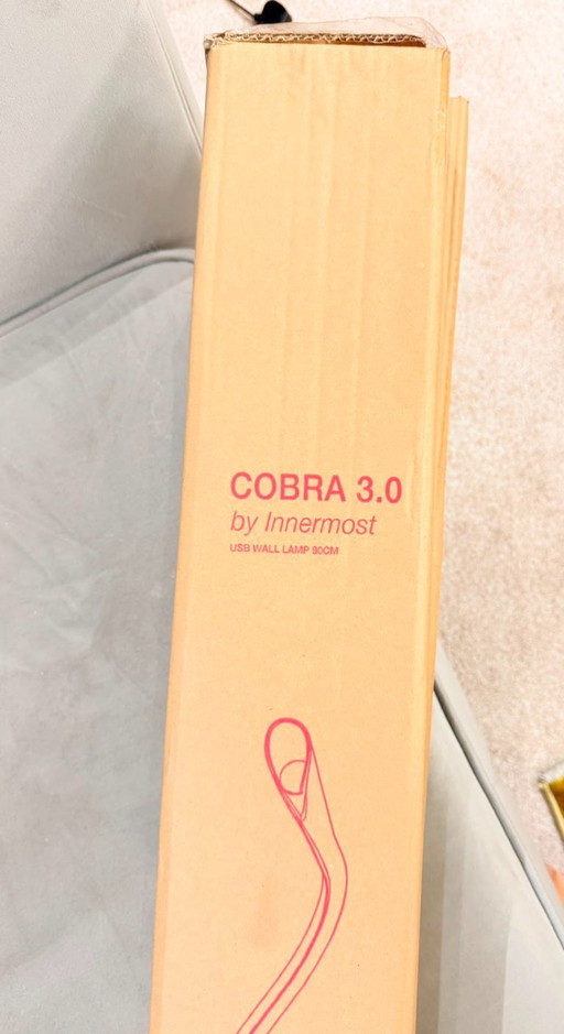 Applique murale LED Innermost Cobra 3.0 en cuir marron 90 cm, neuve dans sa boîte, prix conseillé 349 £