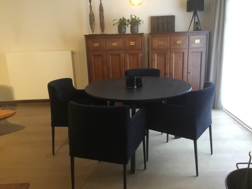 Round table black