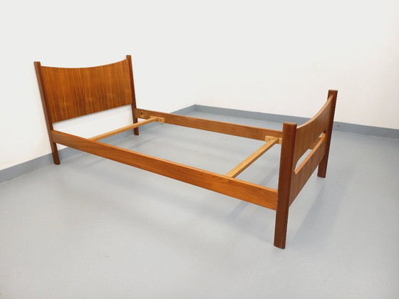 Image 1 of Lit simple vintage style scandinave en teck des années 60