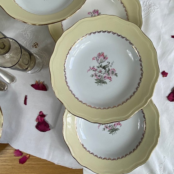 Image 1 of 6 antieke crèmekleurige aardewerken soepborden met verguldsel, Amandinoise-patroon, Brigitte-design