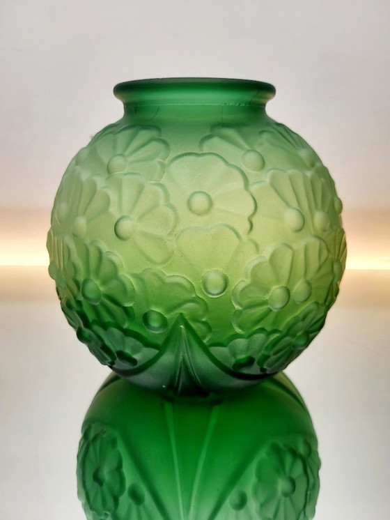 Image 1 of Art-Deco-Vase aus mattiertem, grünem Pressglas mit floralem Dekor