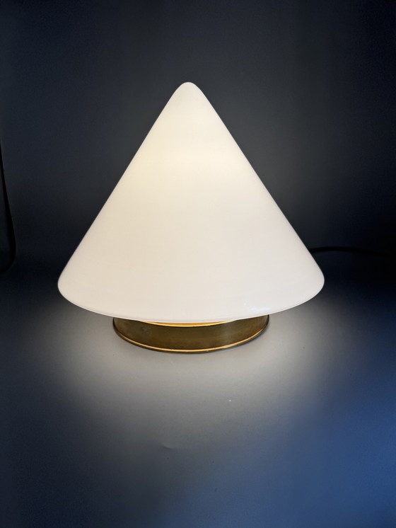 Image 1 of Plafonnier avec abat-jour conique en verre et monture en laiton