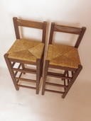 Set di 2 sgabelli da bar vintage in legno con seduta in giunco