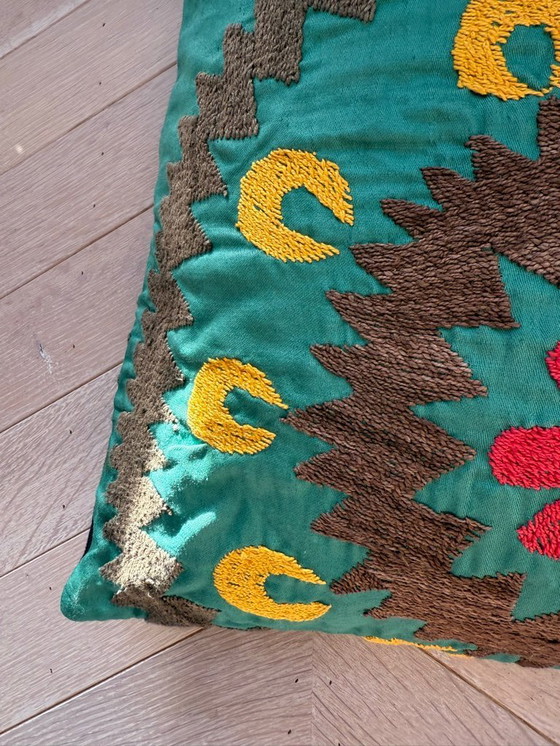 Image 1 of Coussin décoratif brodé vert style bohème Day Birger & Mikkelsen