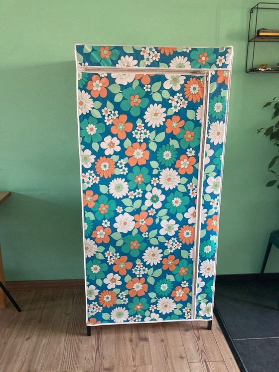 Image 1 of Armadio da campeggio vintage con design floreale retrò
