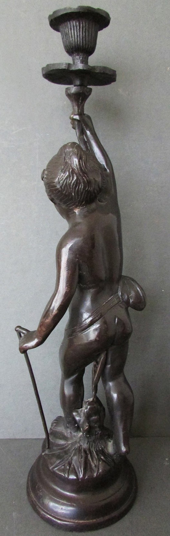 Bronzener Putto Kerzenhalter, Braun, Klassiek (Foto 4 von 7)