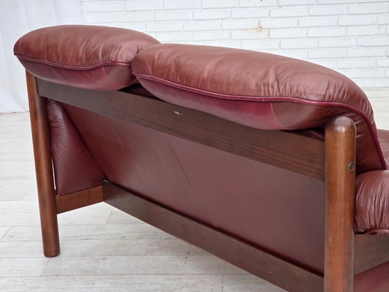 Image 1 of Schwedisches 2-Sitzer-Sofa aus den 1970er Jahren, braunes Leder mit Patina, dunkles Buchenholz.