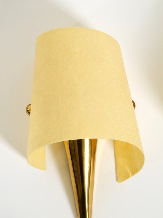 Image 1 of Una coppia di eccezionali applique da parete in ottone in stile Mid-Century Modern con paralumi in fibra di vetro.