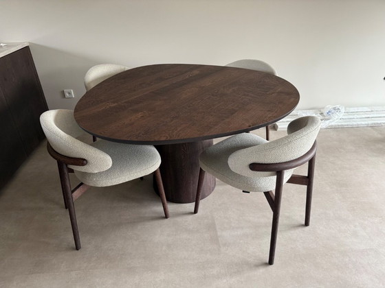 Tavolo da pranzo con quattro sedie da pranzo in legno marrone scuro e tessuto beige, Table du sud (foto 2 di 9)