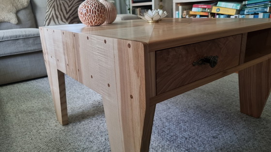 Image 1 of Tavolino con cassetti bicolore