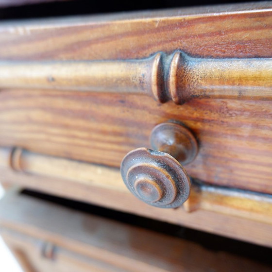 Image 1 of Cómoda de pino oscuro con acabado imitación bambú - Finales del siglo XIX