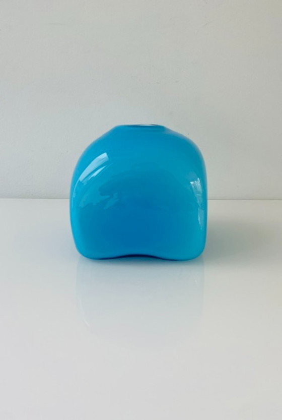 Image 1 of Vase en verre soufflé à la bouche, de forme cubique bleue