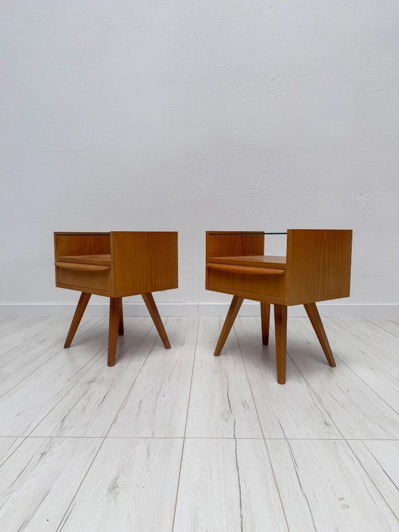 Image 1 of Coppia di comodini vintage di metà secolo in noce con ripiani in vetro, anni '60