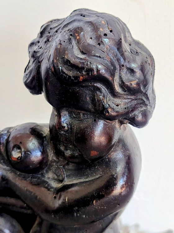 Image 1 of Panneau ancien en bois sculpté représentant un chérubin.