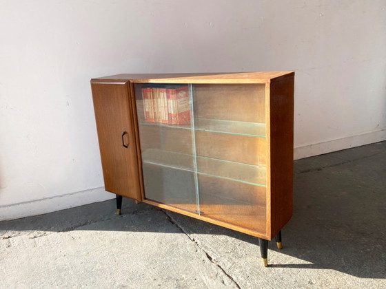 Image 1 of Elegante libreria vintage di metà secolo con ante scorrevoli in vetro di Turnidge